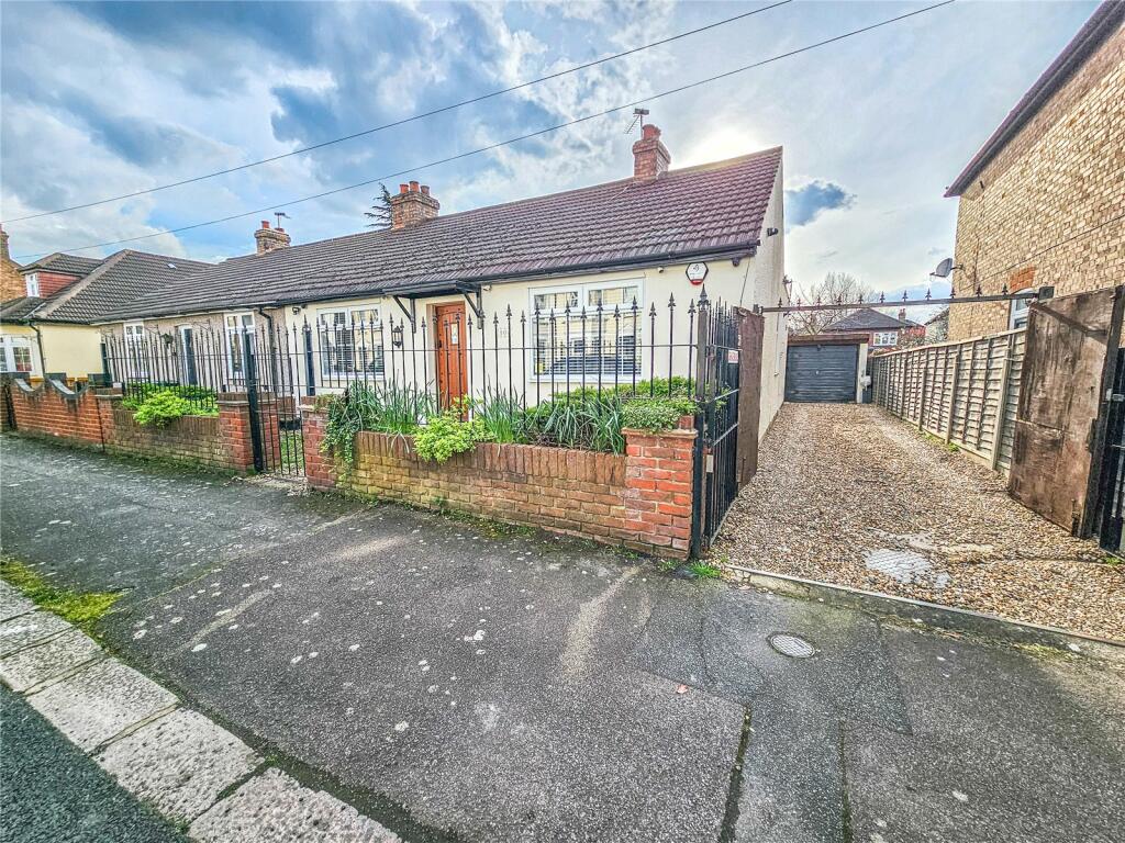 3 bedroom bungalow for sale in Craigdale Road, Hornchurch, RM11