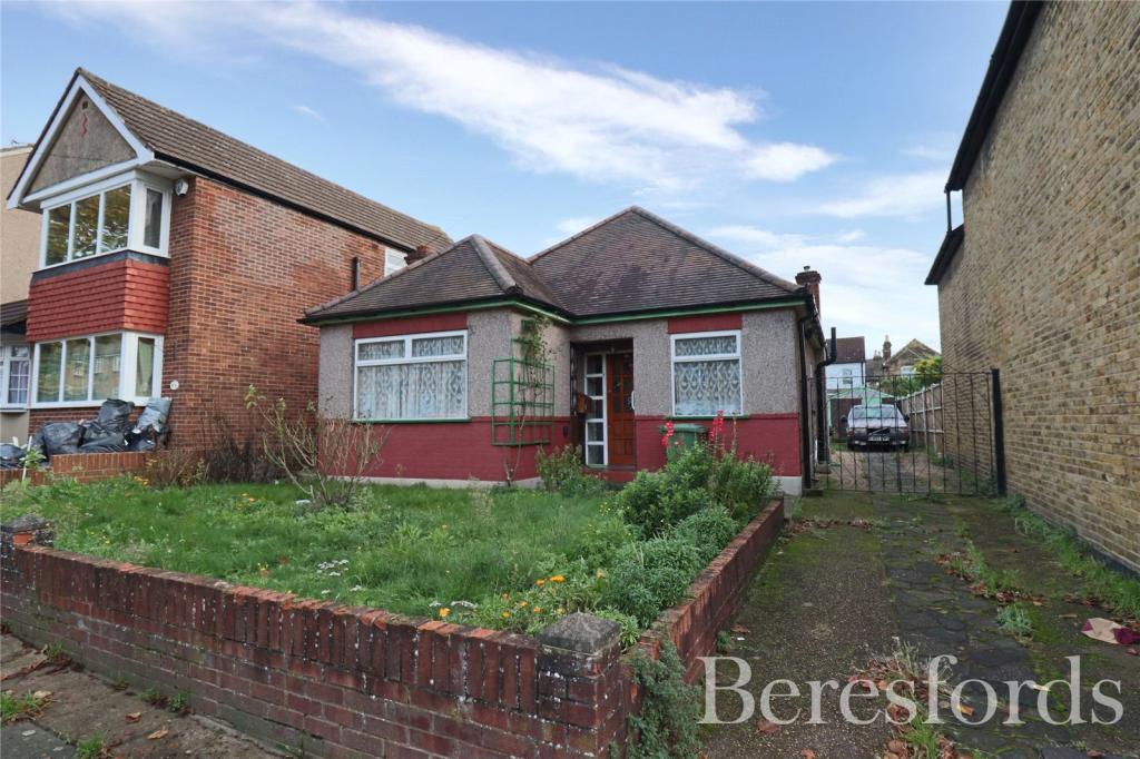 3 bedroom bungalow for sale in Claremont Road, Hornchurch, RM11