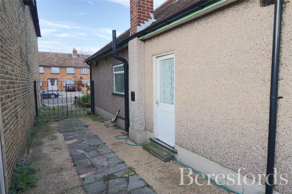 3 bedroom bungalow for sale in Claremont Road, Hornchurch, RM11