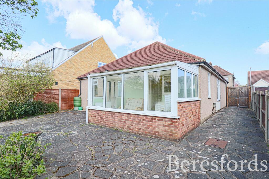 3 bedroom bungalow for sale in Babington Road, Hornchurch, RM12