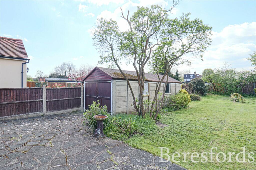 3 bedroom bungalow for sale in Babington Road, Hornchurch, RM12