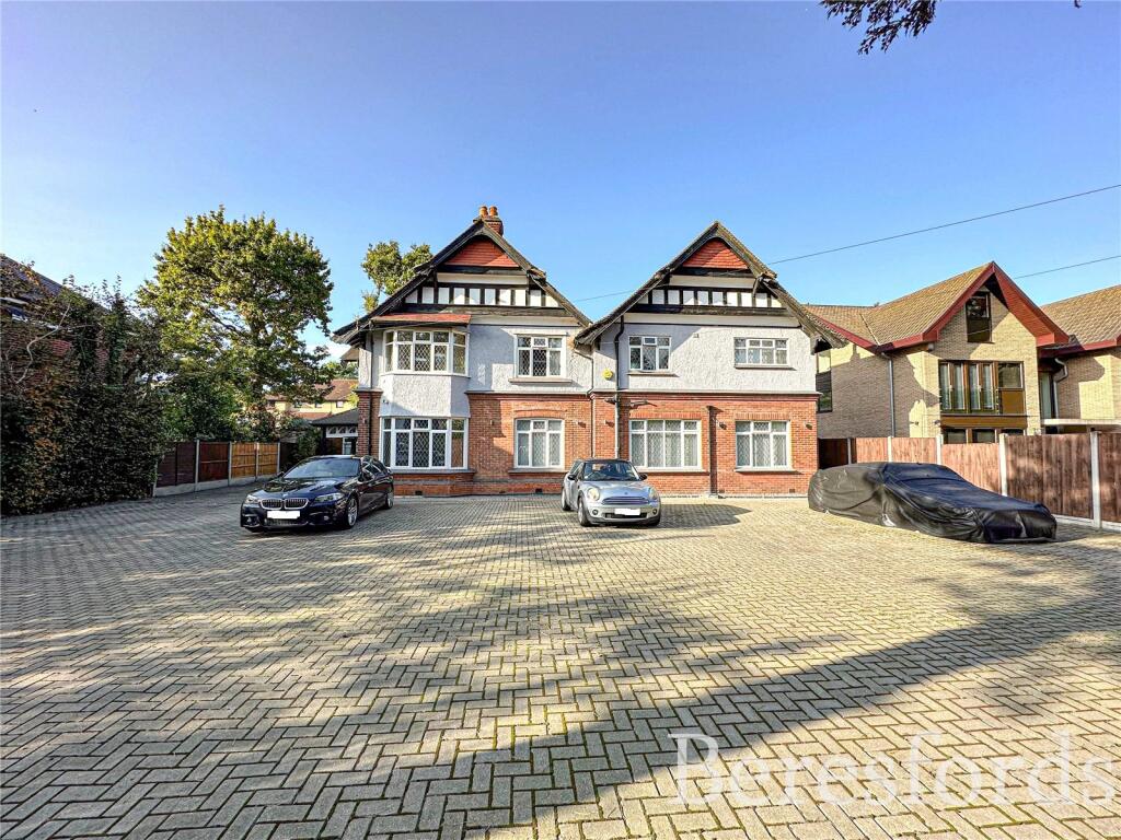 7 bedroom detached house for sale in Burntwood Avenue, Hornchurch, RM11