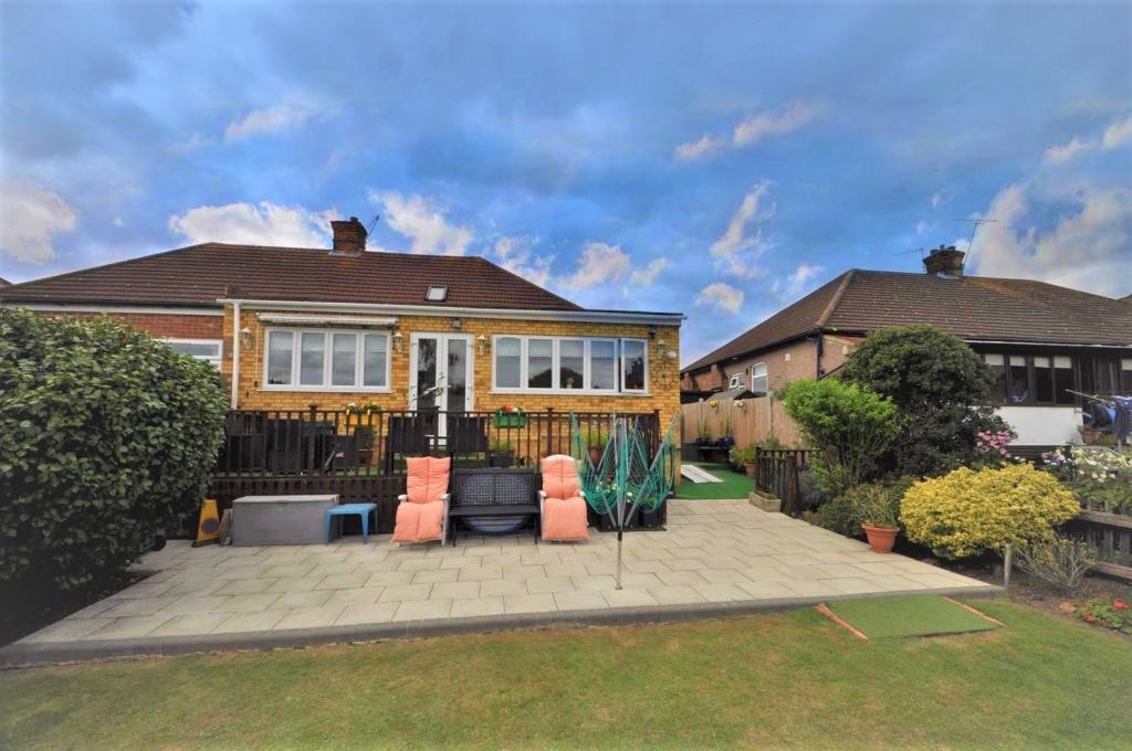 3 bedroom semidetached bungalow for sale in Grosvenor Drive