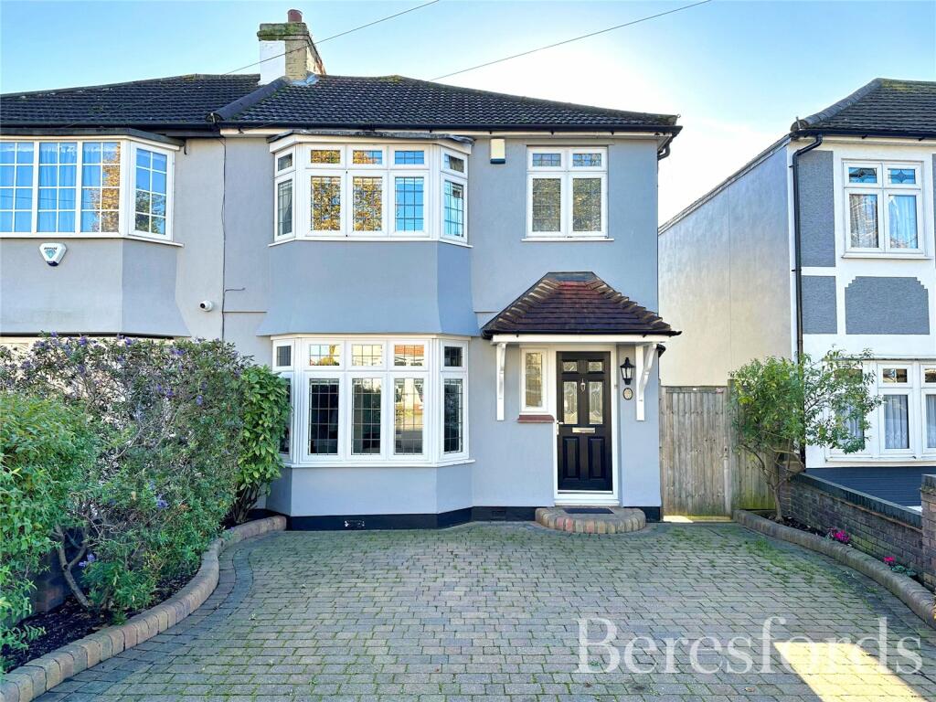 3 bedroom semidetached house for sale in Suttons Avenue, Hornchurch, RM12