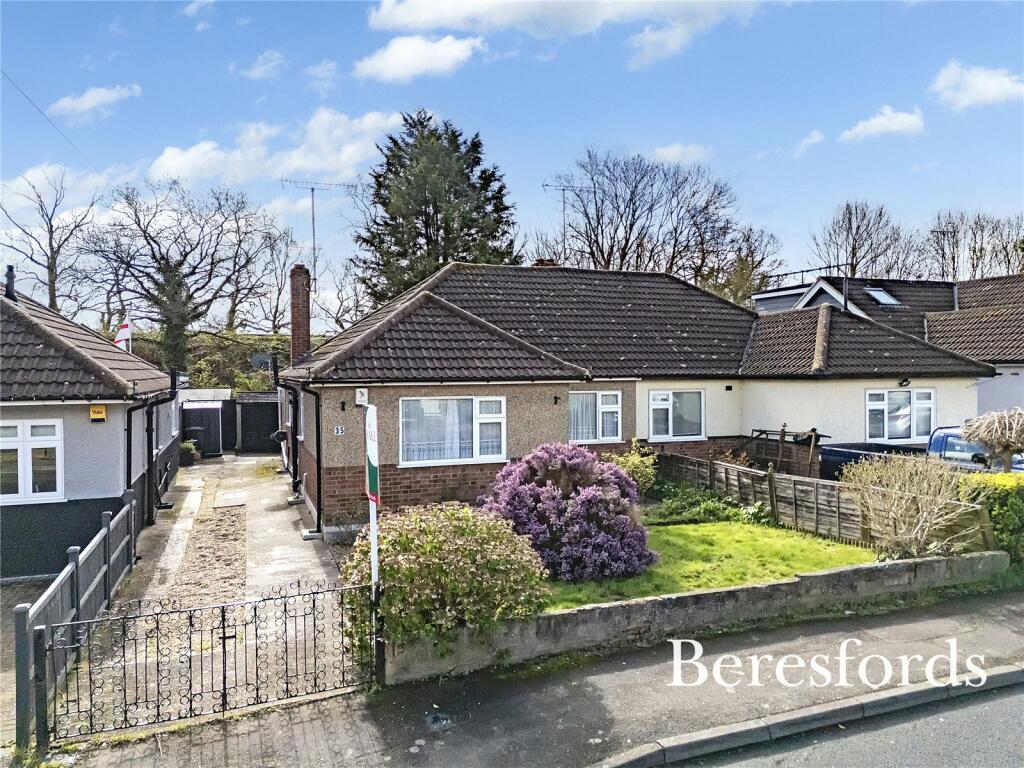 2 bedroom bungalow for sale in Heybridge Road, Ingatestone, CM4