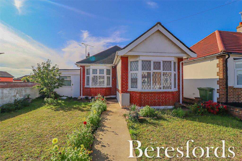 2 bedroom bungalow for sale in Newbury Gardens, Upminster, RM14