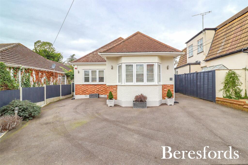 2 bedroom bungalow for sale in Cranham Gardens, Upminster, RM14