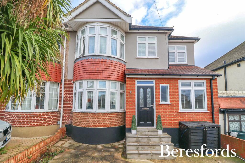 4 bedroom semidetached house for sale in Blenheim Gardens, Aveley, RM15