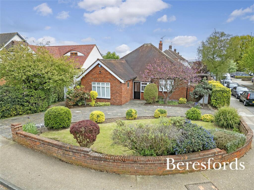 3 bedroom bungalow for sale in Holden Way, Upminster, RM14