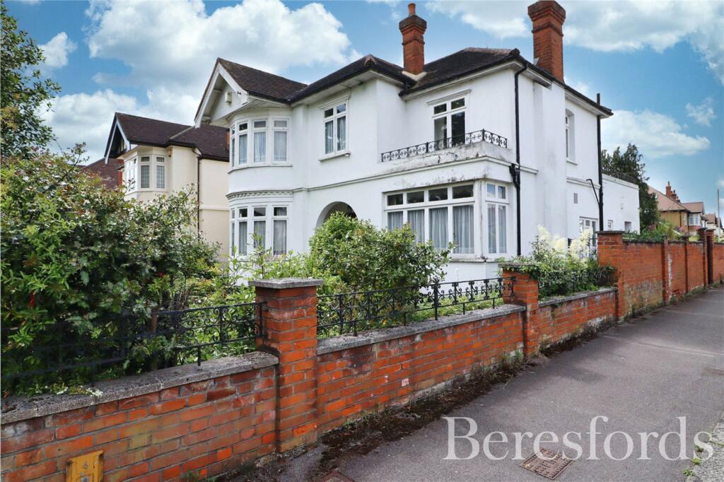 5 bedroom detached house for sale in Hall Lane, Upminster, RM14