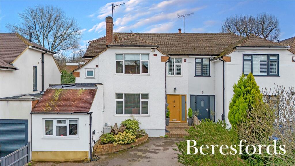 4 bedroom semidetached house for sale in Friars Avenue, Shenfield, CM15