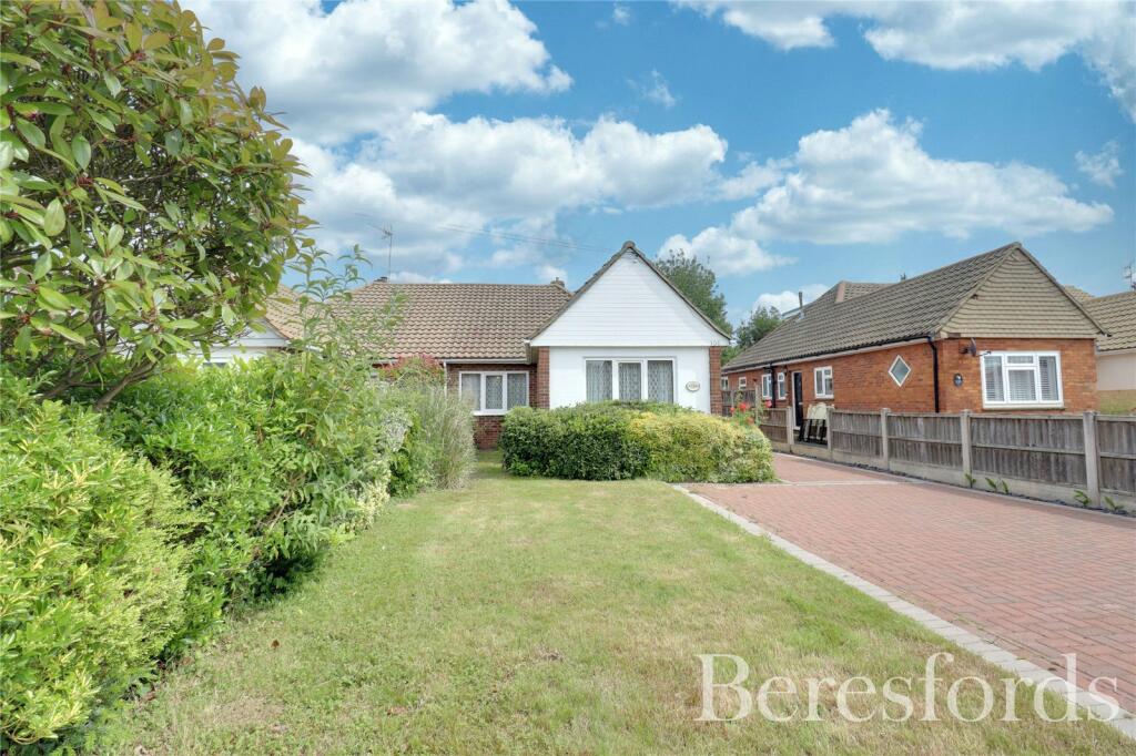 3 bedroom bungalow for sale in Hanging Hill Lane, Hutton, CM13