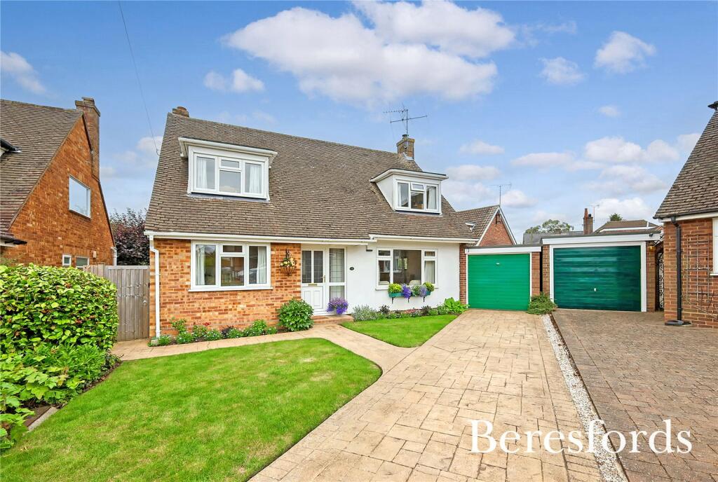 4 bedroom bungalow for sale in Mayfield Road, Writtle, CM1