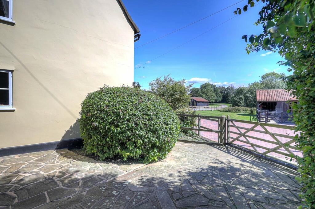 Additional property image - Doddinghurst Road, Pilgrims Hatch, CM15