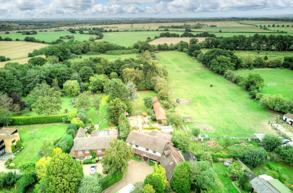 6 bedroom detached house for sale in Cricketers Lane, Herongate, CM13