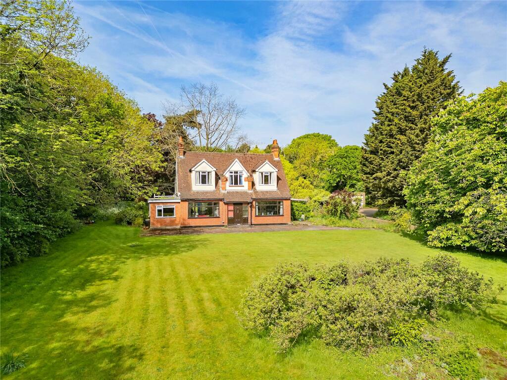 3 bedroom detached house for sale in Gardiners Lane North, Crays Hill, CM11