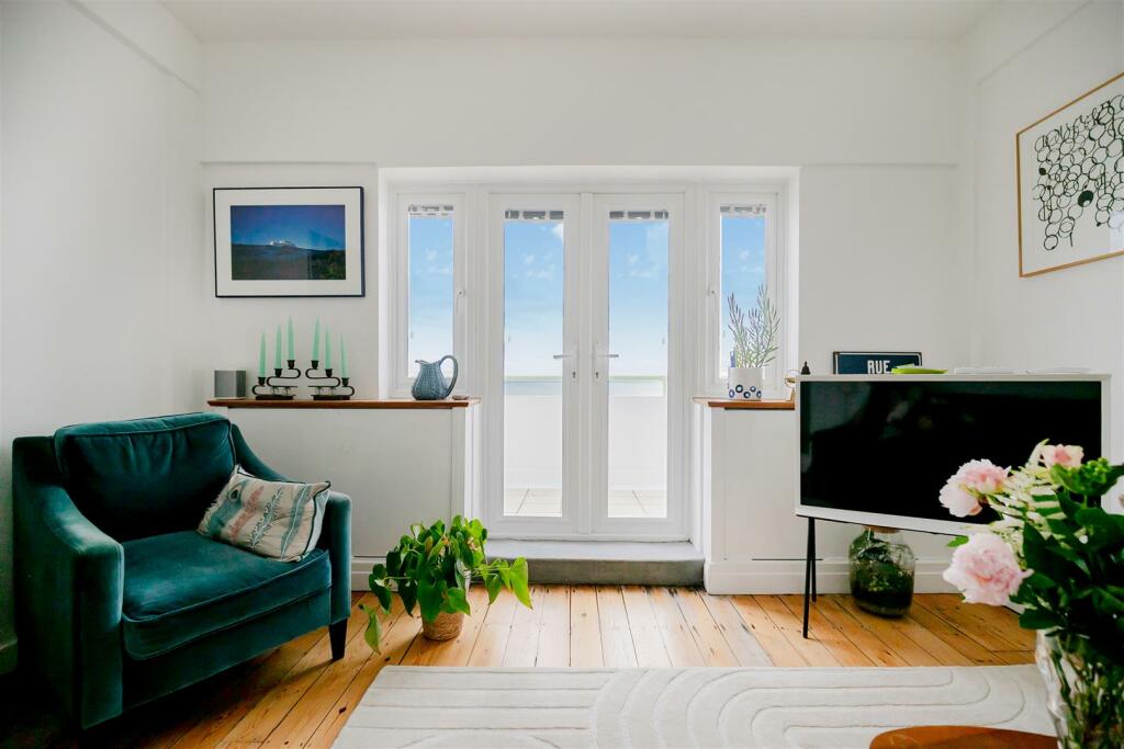 3 bedroom flat for sale in Marine Court, St. LeonardsOnSea, TN38
