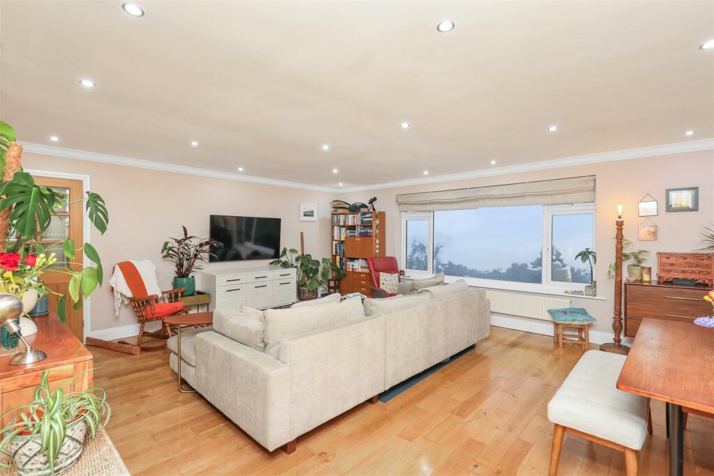 2 bedroom flat for sale in Chowns Hill, Hastings, TN35