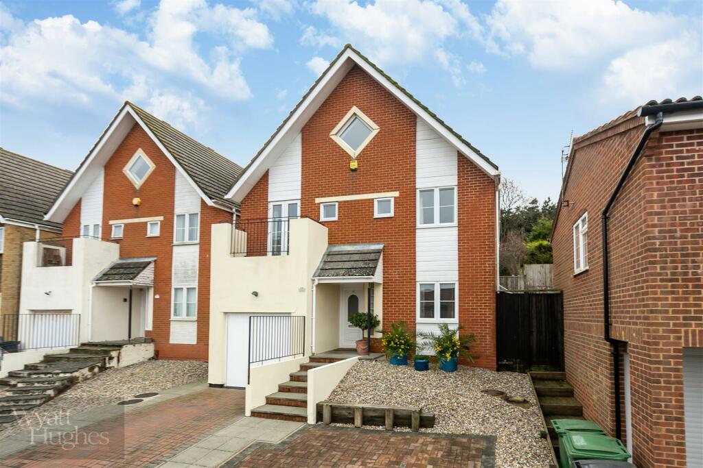 5 bedroom detached house for sale in Sandwich Drive, St. LeonardsOn