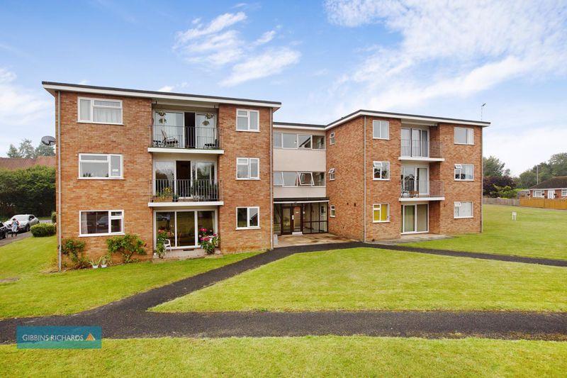 2 bedroom flat for sale in Windsor Close, Taunton, TA1