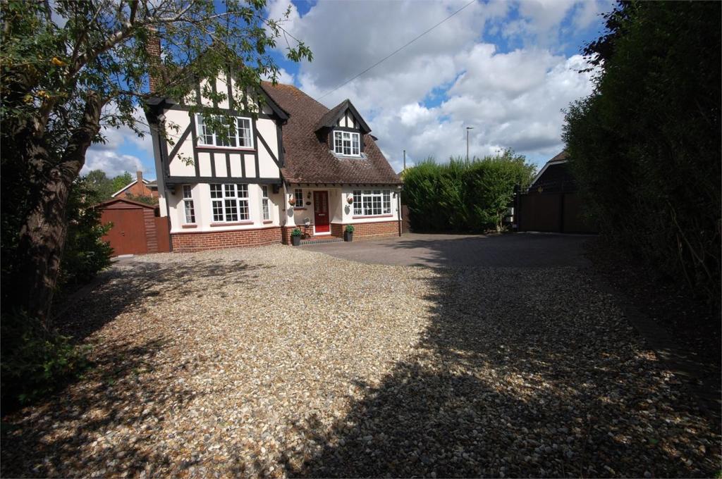 5 bedroom detached house for sale in Bierton Road, Aylesbury