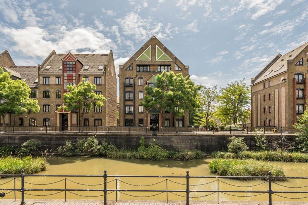 Main image of property: Discovery Walk, Wapping
