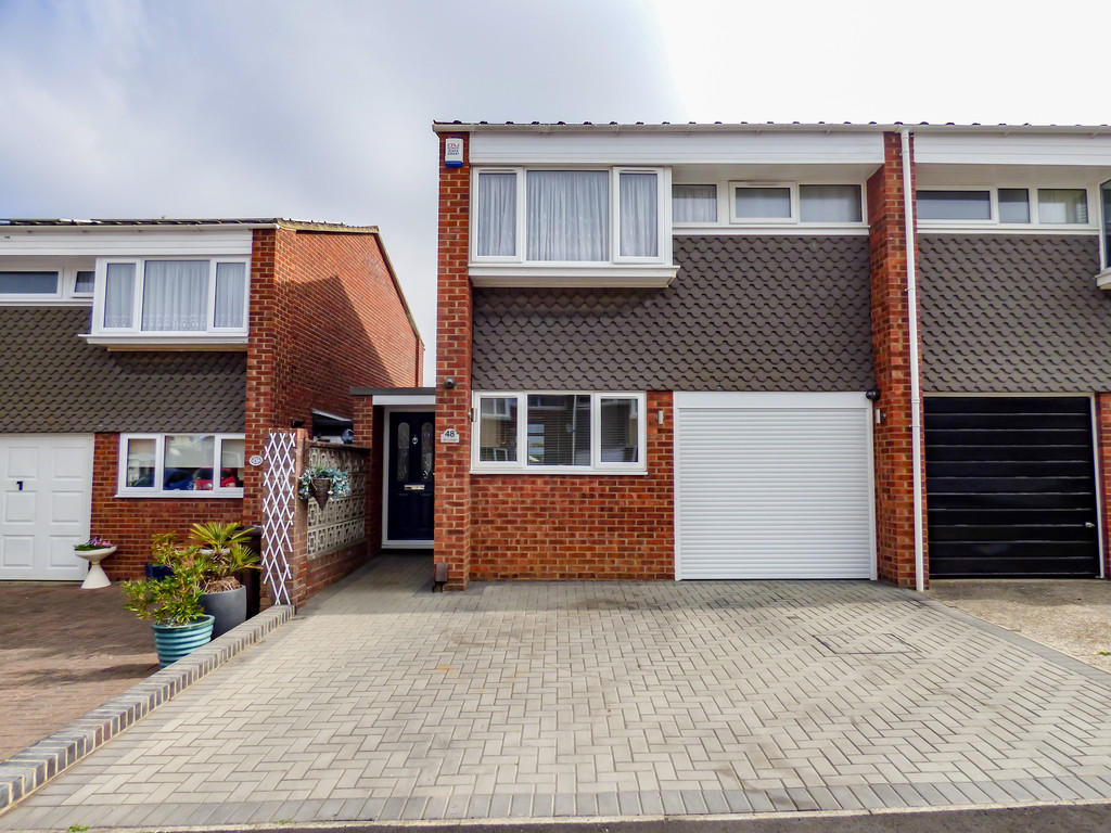 3 bedroom semidetached house for sale in Ivy Close, Gravesend, Kent, DA12
