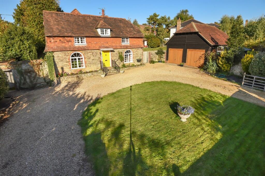 4 bedroom detached house for rent in High Street, Billingshurst, RH14