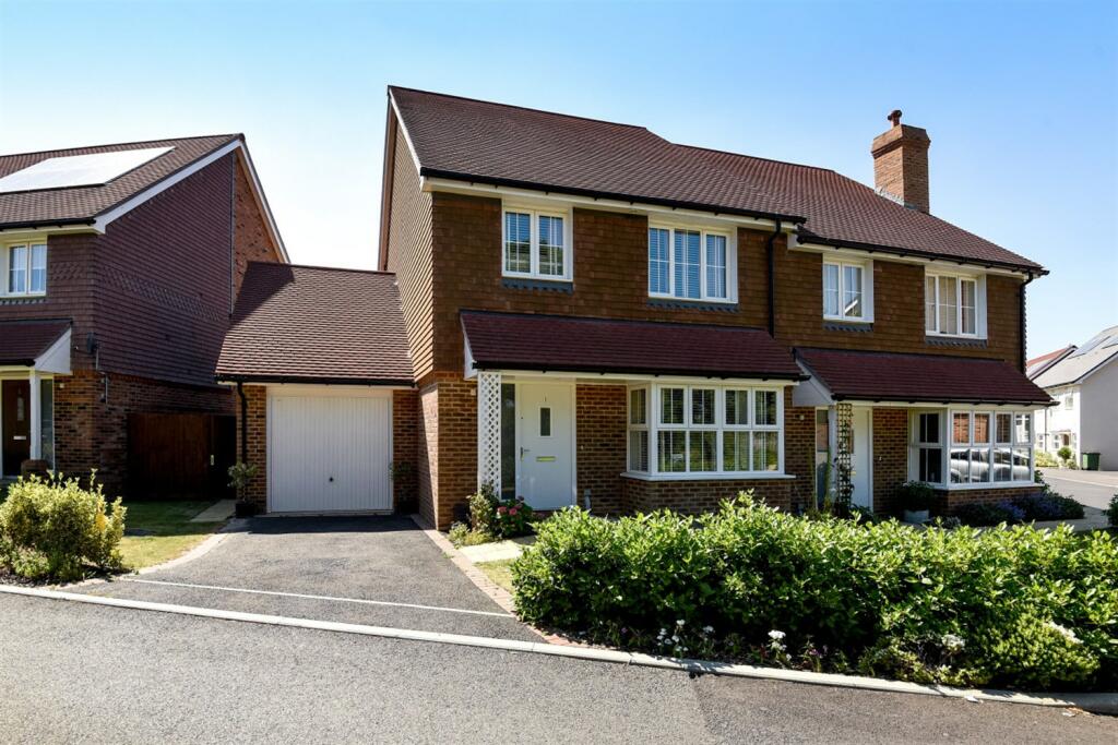 4 bedroom semidetached house for rent in Hawthorn Way, Billingshurst, RH14