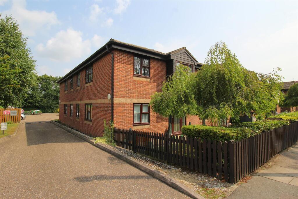 Main image of property: 135 Manchester Drive, Leigh-On-Sea