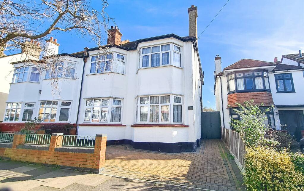 4 bedroom semidetached house for sale in WESTLEIGH AVENUE, LeighOn