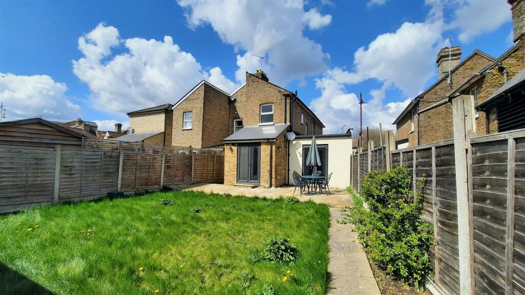 3 bedroom end of terrace house for sale in NO CHAIN, FULLY REFURBISHED
