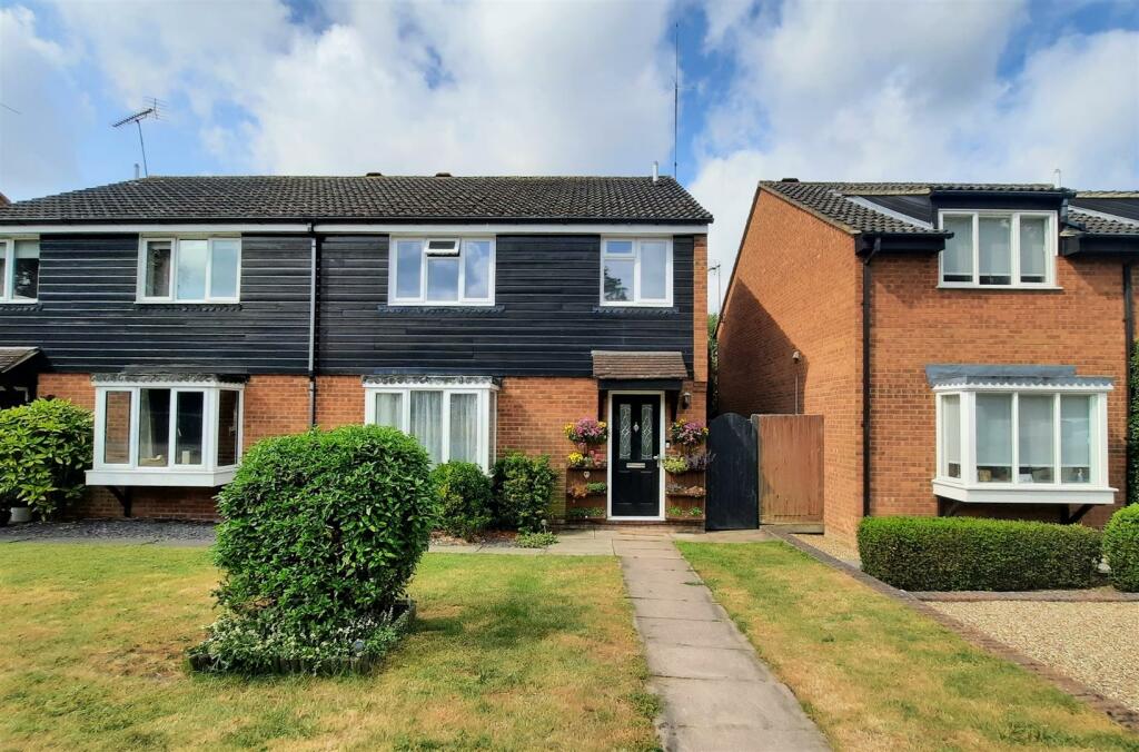 4 bedroom semidetached house for sale in Roydon Road, Stanstead