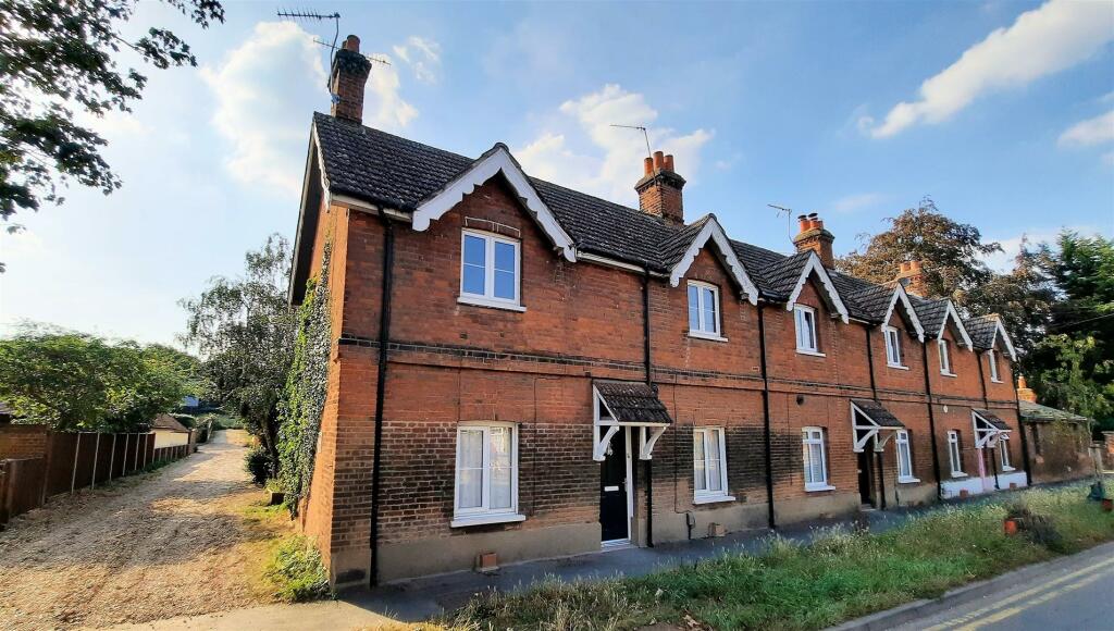 2 bedroom for sale in Hoddesdon Road, Stanstead Abbotts, SG12
