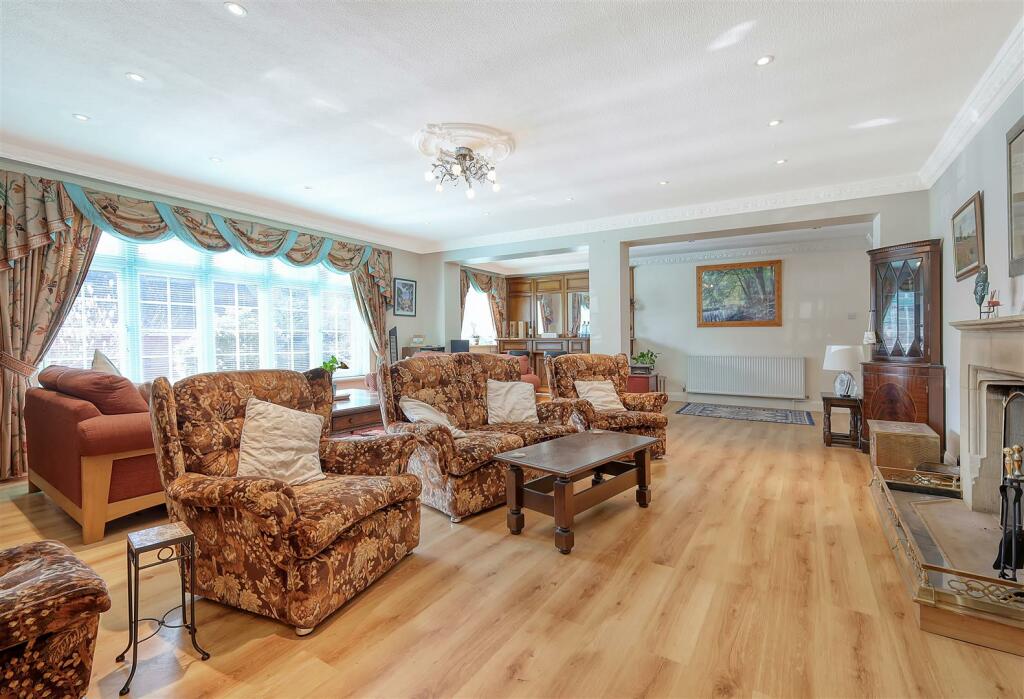 Additional property image - Hamlet Hill, Roydon: Spacious Detached Bungalow with Pool
