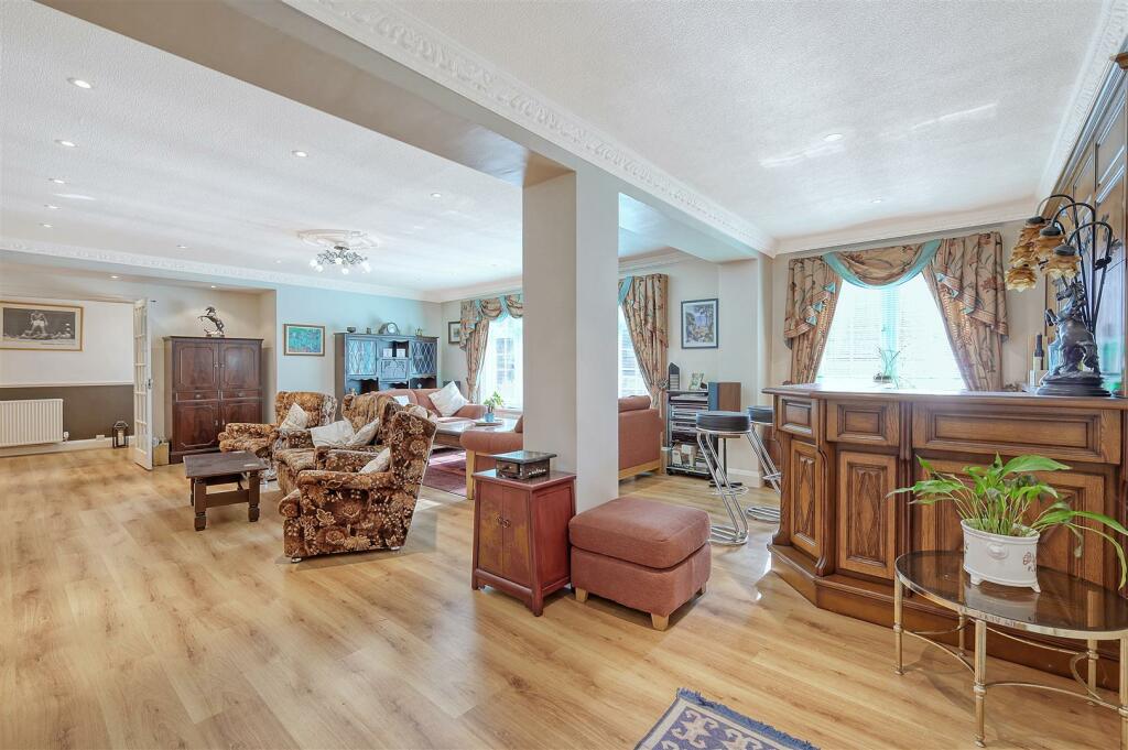 Additional property image - Hamlet Hill, Roydon: Spacious Detached Bungalow with Pool