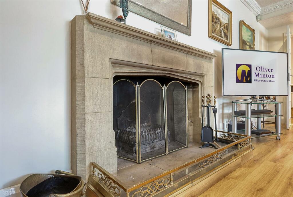 Additional property image - Hamlet Hill, Roydon: Spacious Detached Bungalow with Pool