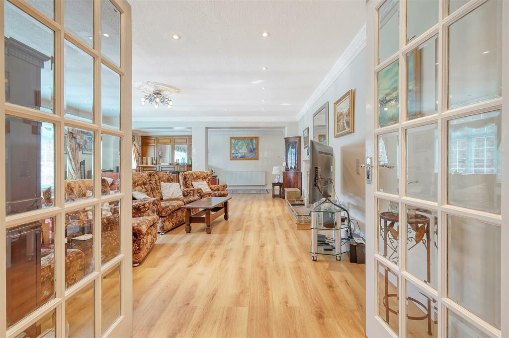 Additional property image - Hamlet Hill, Roydon: Spacious Detached Bungalow with Pool