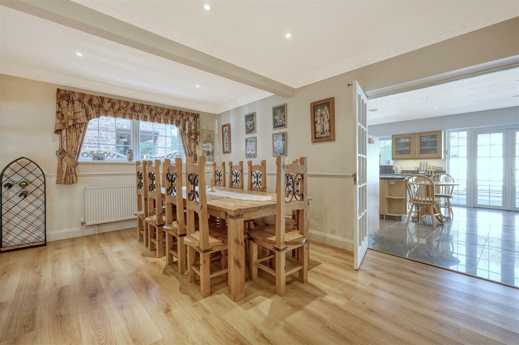 Additional property image - Hamlet Hill, Roydon: Spacious Detached Bungalow with Pool