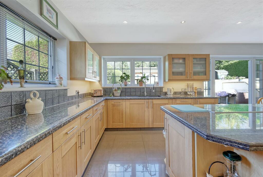 Additional property image - Hamlet Hill, Roydon: Spacious Detached Bungalow with Pool