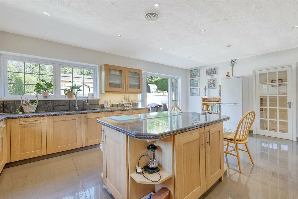 Additional property image - Hamlet Hill, Roydon: Spacious Detached Bungalow with Pool