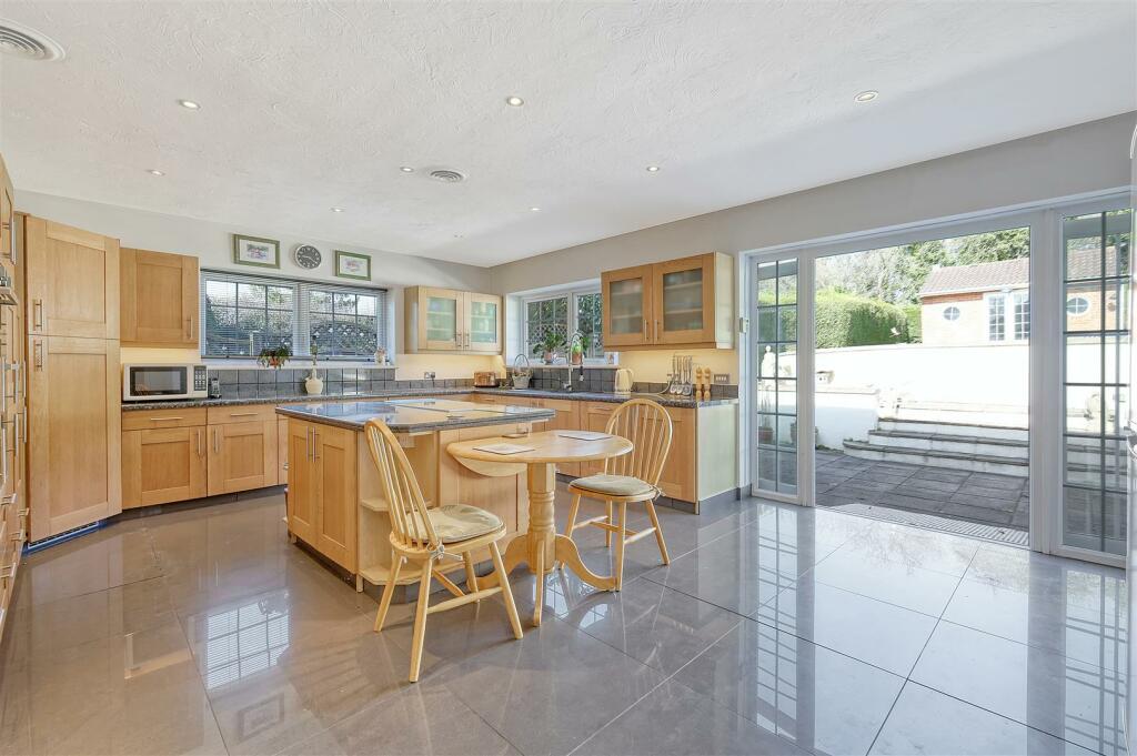 Additional property image - Hamlet Hill, Roydon: Spacious Detached Bungalow with Pool