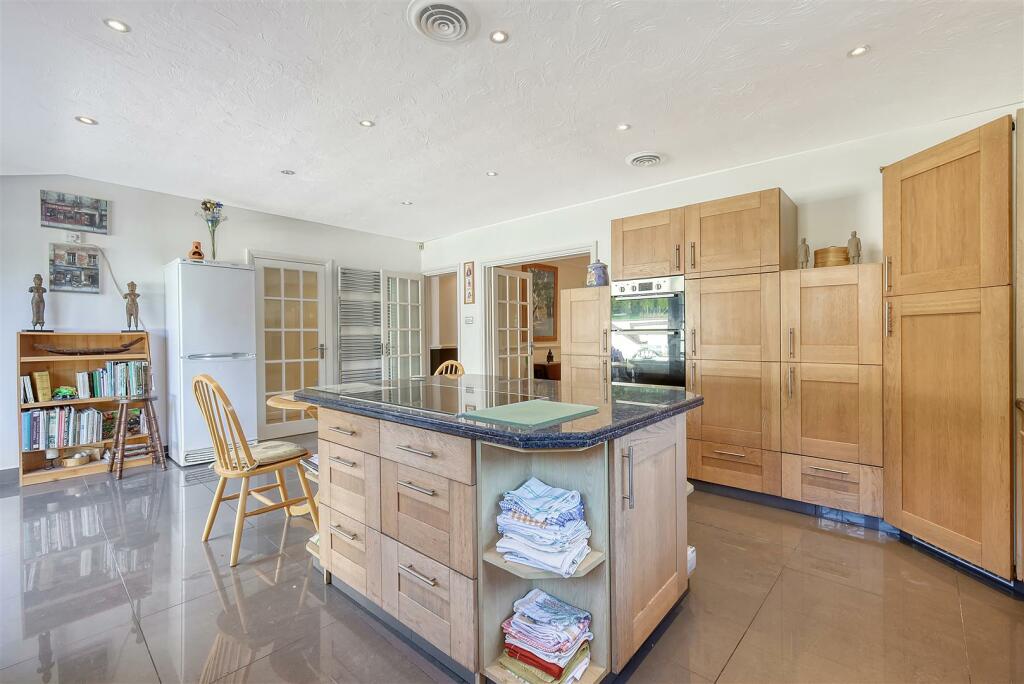 Additional property image - Hamlet Hill, Roydon: Spacious Detached Bungalow with Pool