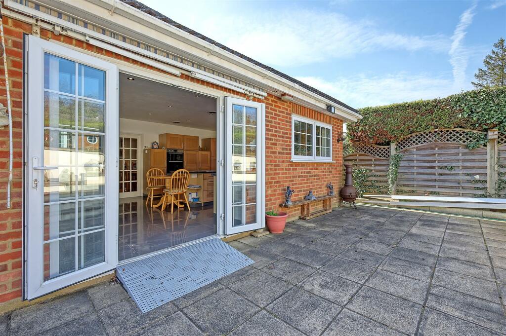 Additional property image - Hamlet Hill, Roydon: Spacious Detached Bungalow with Pool