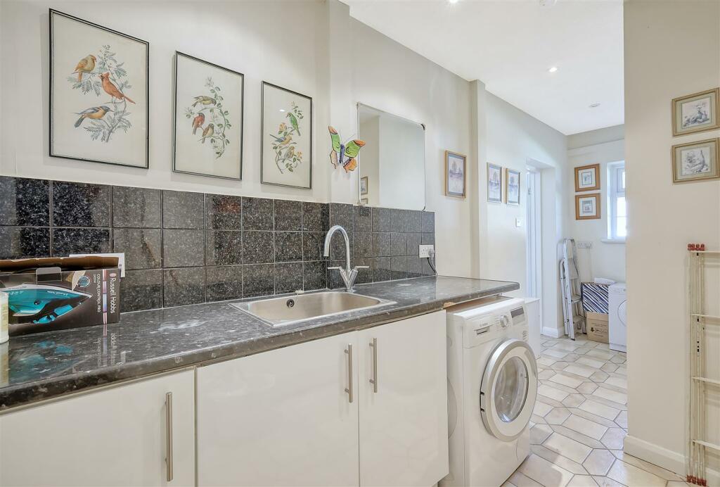 Additional property image - Hamlet Hill, Roydon: Spacious Detached Bungalow with Pool
