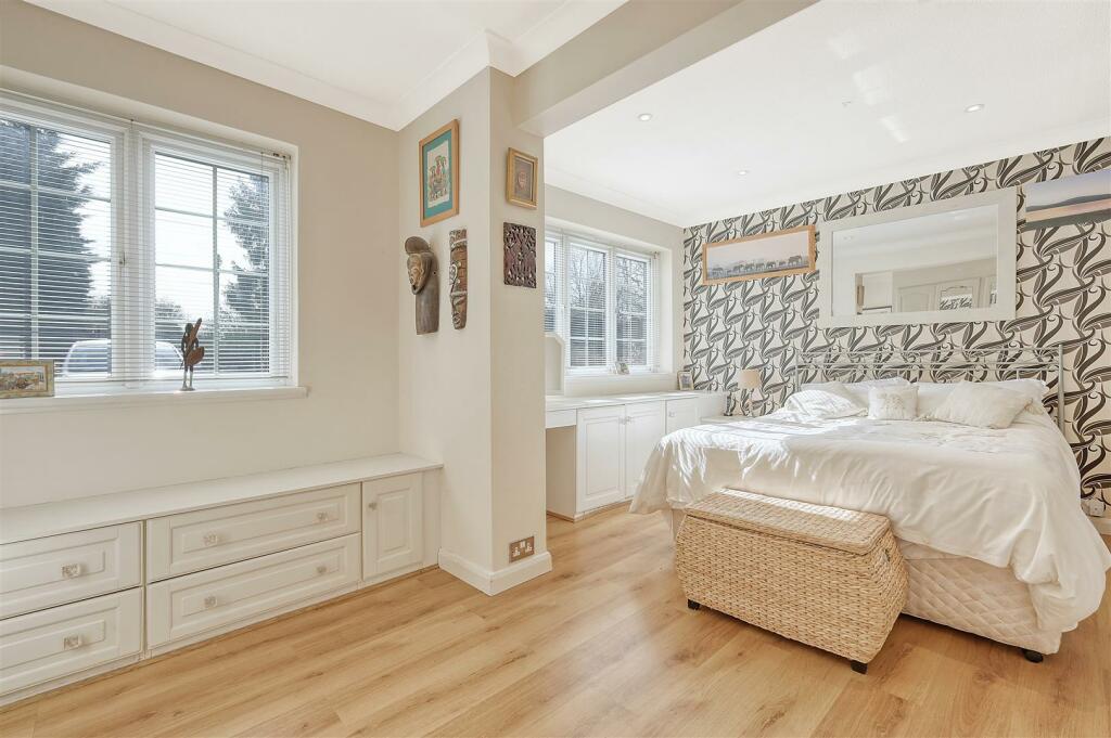 Additional property image - Hamlet Hill, Roydon: Spacious Detached Bungalow with Pool