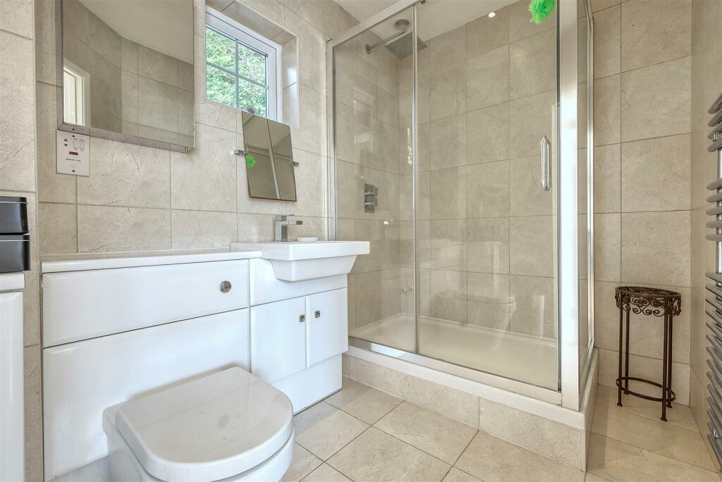 Additional property image - Hamlet Hill, Roydon: Spacious Detached Bungalow with Pool