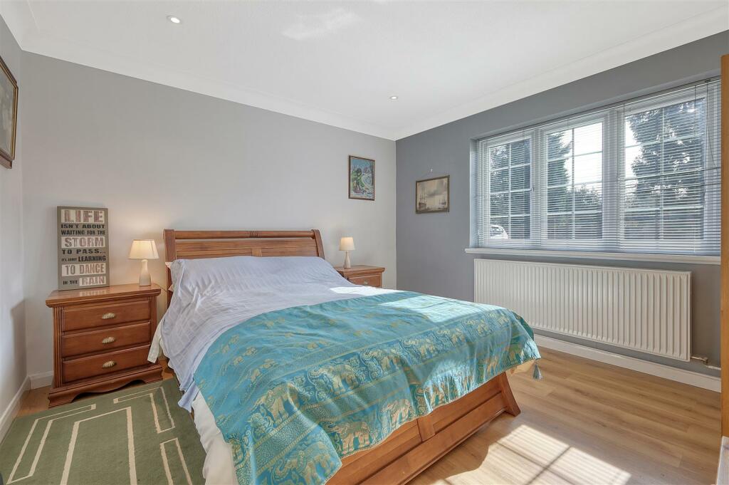 Additional property image - Hamlet Hill, Roydon: Spacious Detached Bungalow with Pool