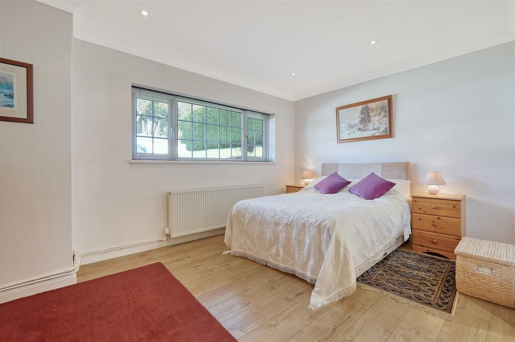 Additional property image - Hamlet Hill, Roydon: Spacious Detached Bungalow with Pool