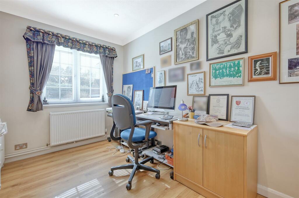 Additional property image - Hamlet Hill, Roydon: Spacious Detached Bungalow with Pool